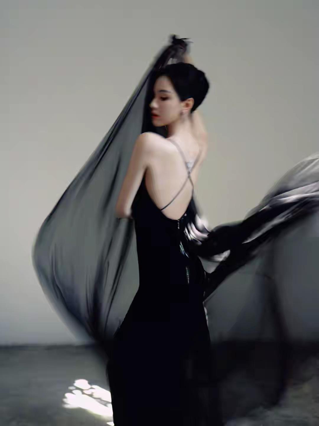 陈都灵深V露背长裙优雅黑天鹅