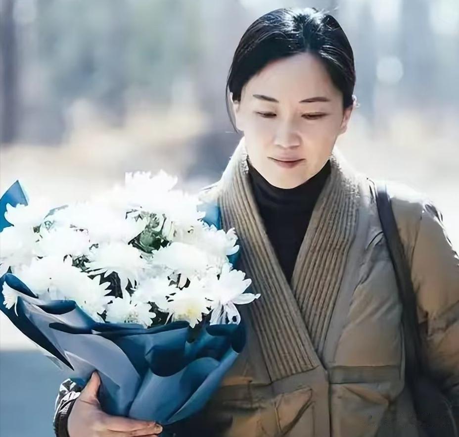 她17岁拿影后,32岁闪婚隐退十年,42岁离婚复出,如今成人间清醒