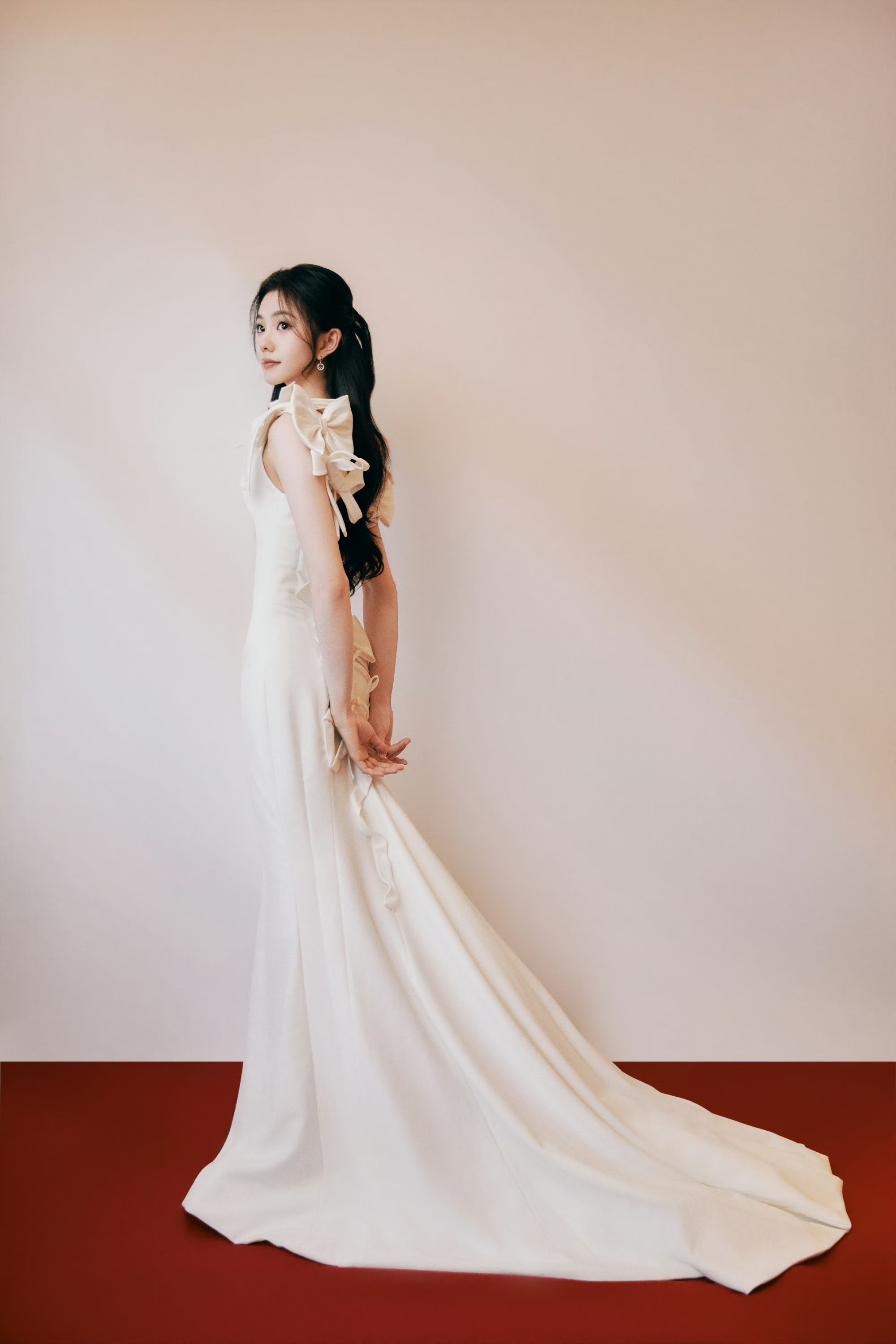 刘浩存米黄连衣裙