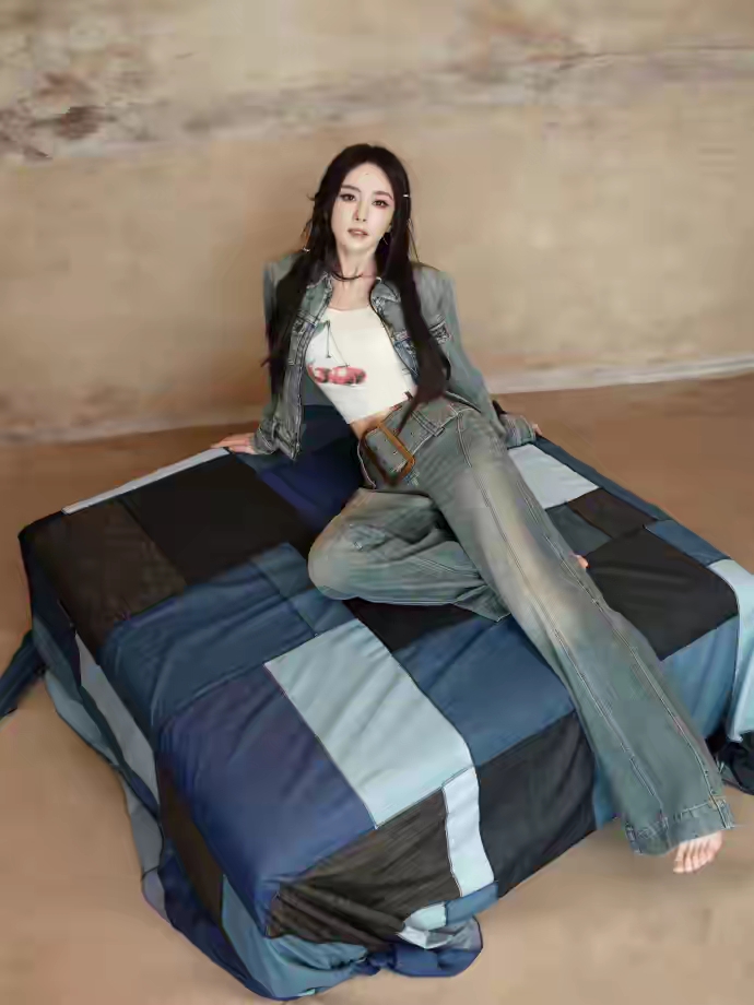 杨幂穿着白色细高跟搭配牛仔套装，又野又温柔的