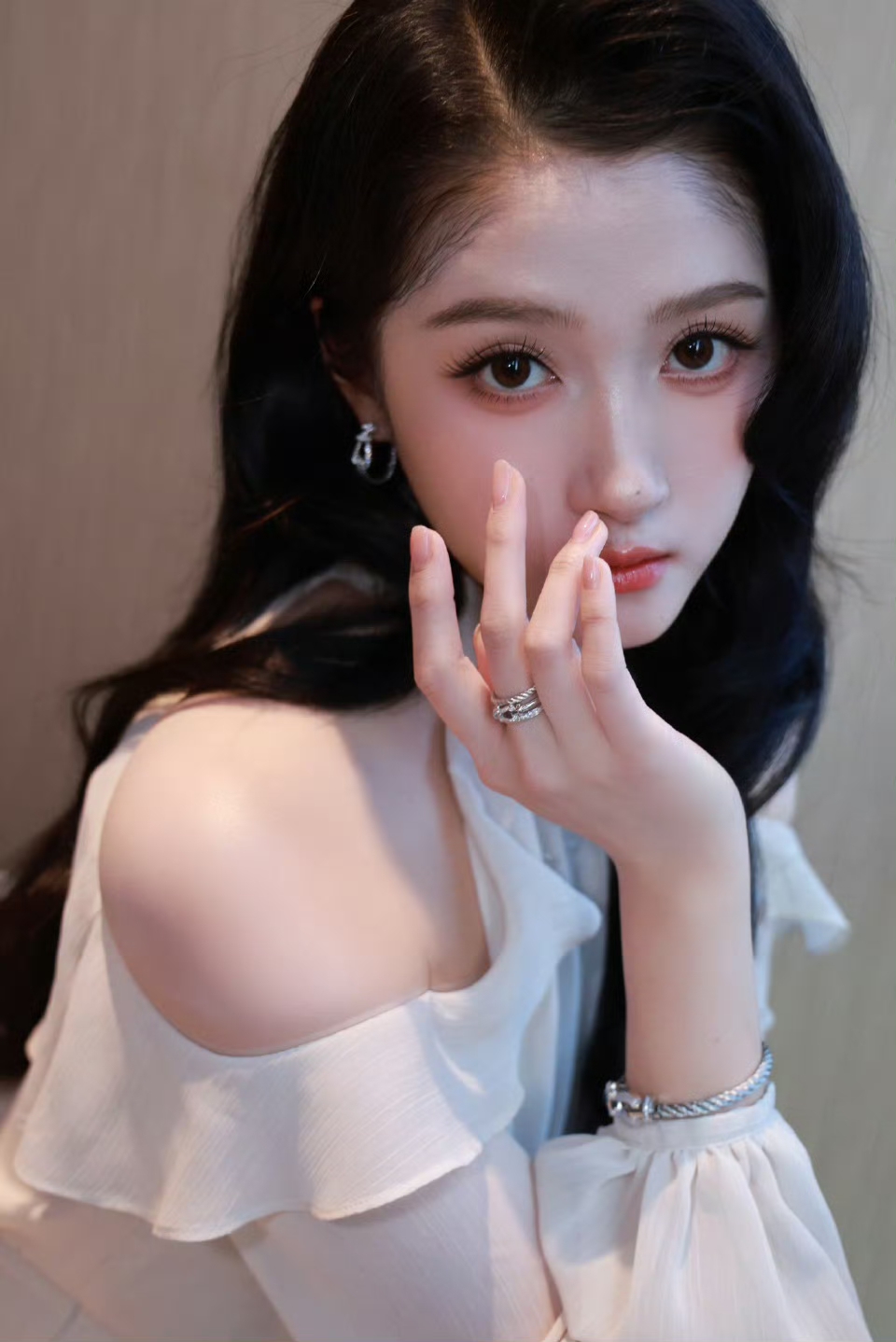 关晓彤脚踩白色高跟，纯欲又迷人