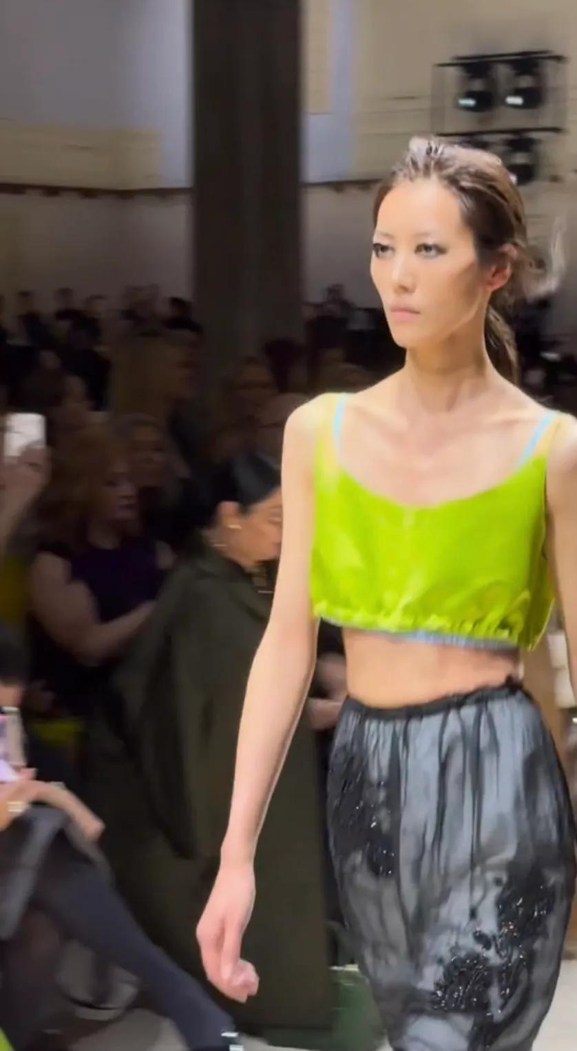 Prada这夜，谷爱凌空降秀场，她和杨幂牵手聊天，刘雯连换4个Look