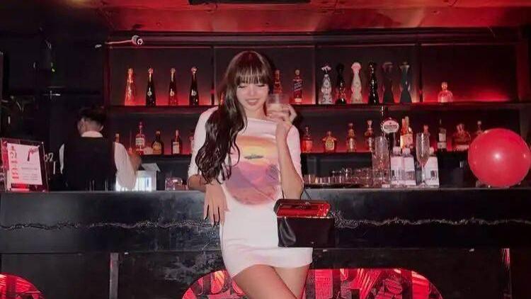 顶级女团成员直播中反应引热议！