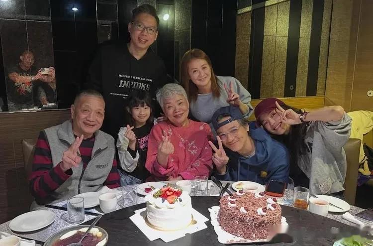 舒淇晒全家福！亲弟比她显老 豪宅奢华 冯德伦和岳父母互动亲密