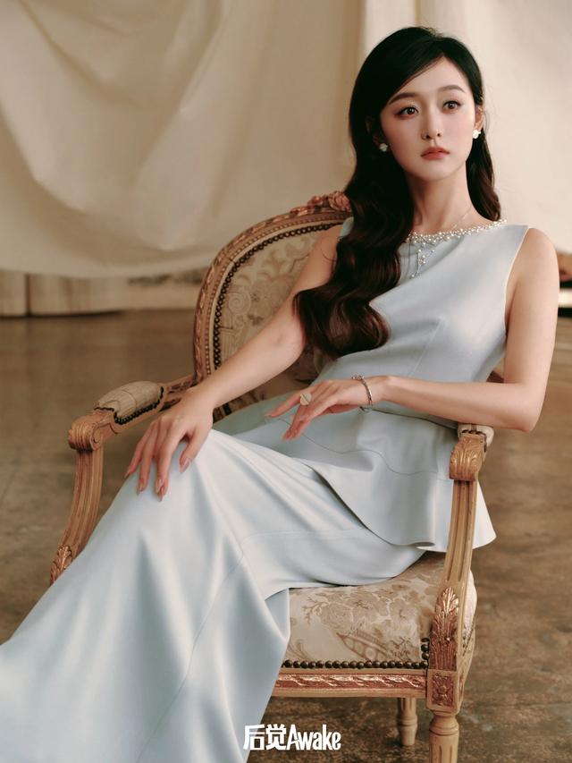 重庆，演员何泓姗，美脚丫