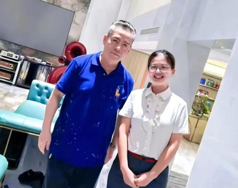 他是著名演员，总演坏蛋导致57岁才结婚，妻子至今没人见过真容