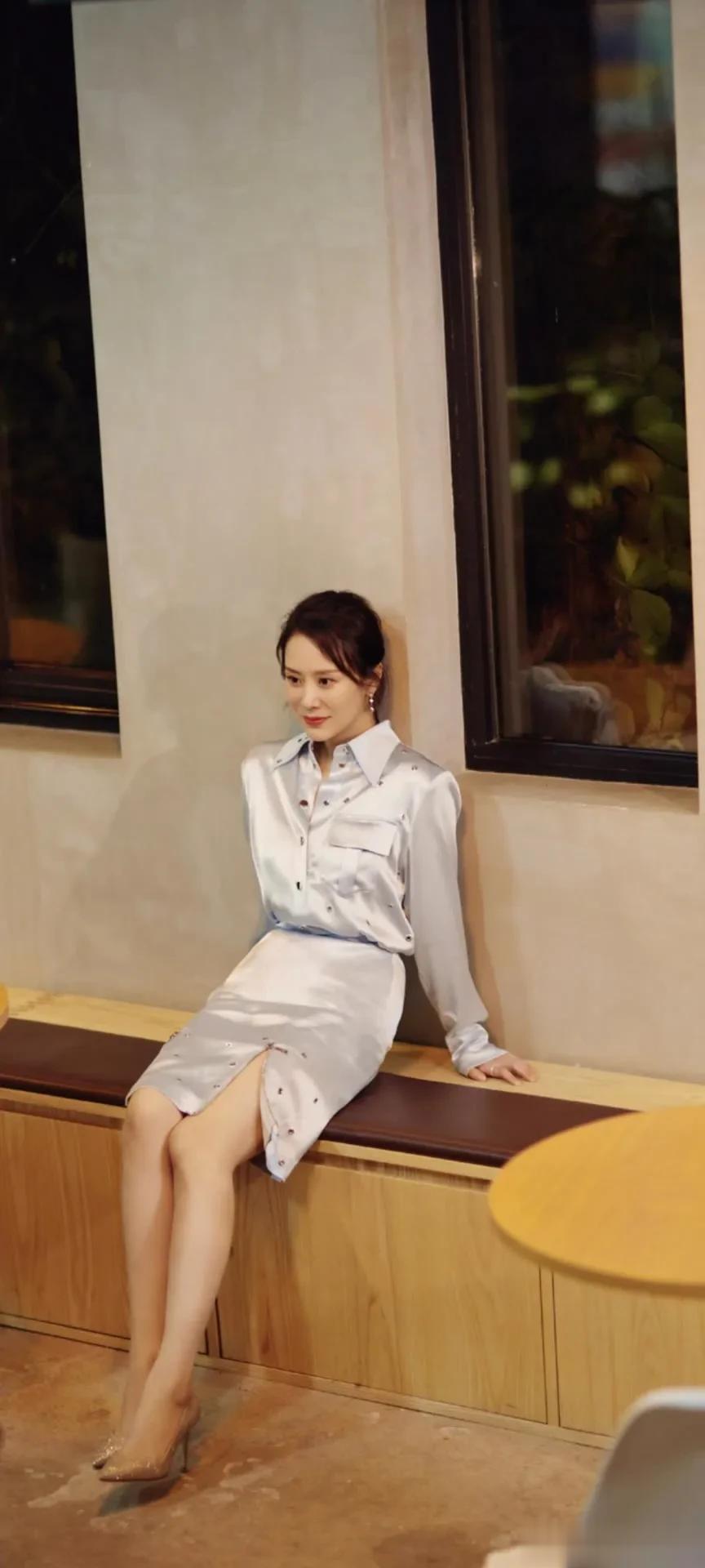 海清写真｜灰色毛绒开衫，展现了成熟女性的温婉韵味。