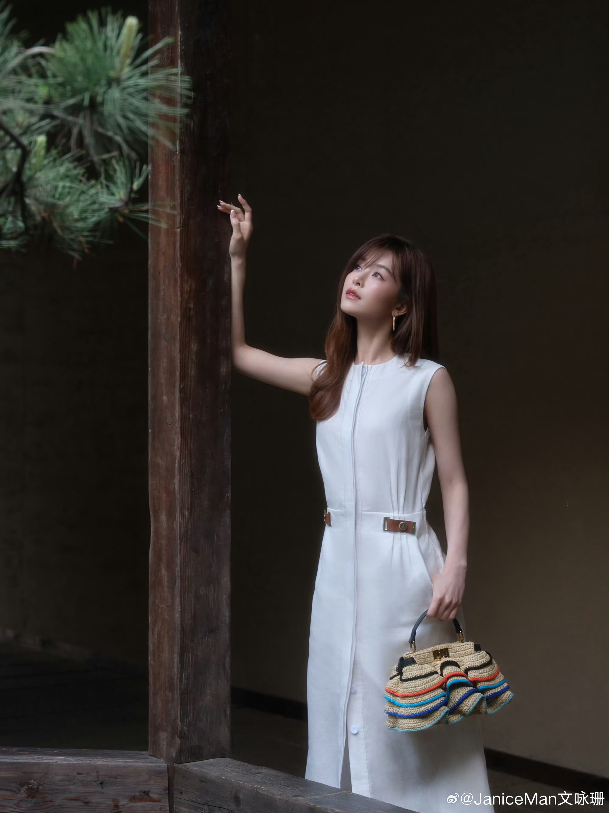 文咏珊纯白连衣裙，白瓷之间 尽显韵味