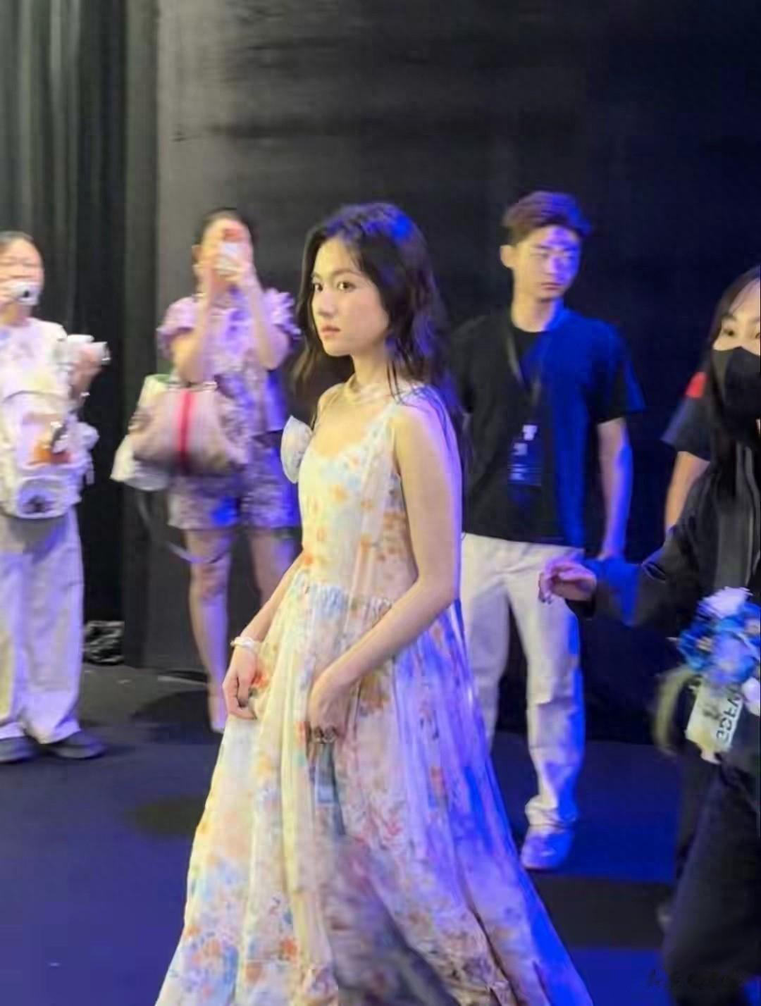 李兰迪活动亮相身材遭吐槽，评论区炸锅喊话：先别急着进剧组！