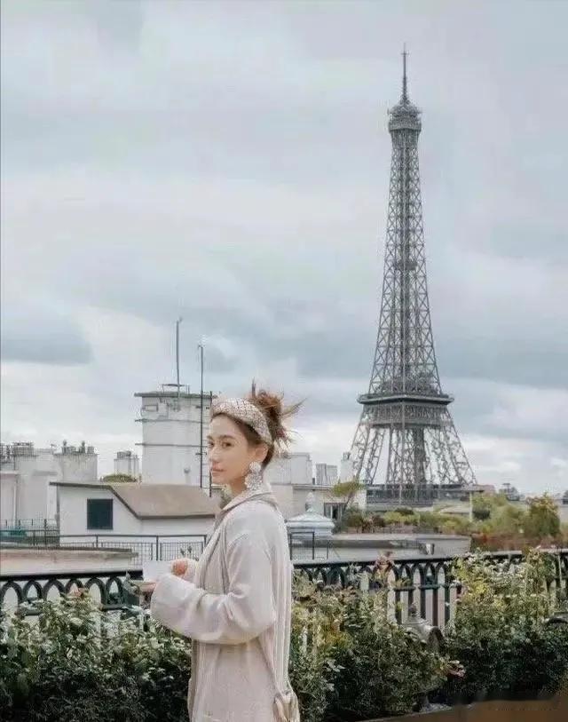 何超莲穿着自己设计的睡衣，真是有钱有才华，上帝忘记给她关门了 ???