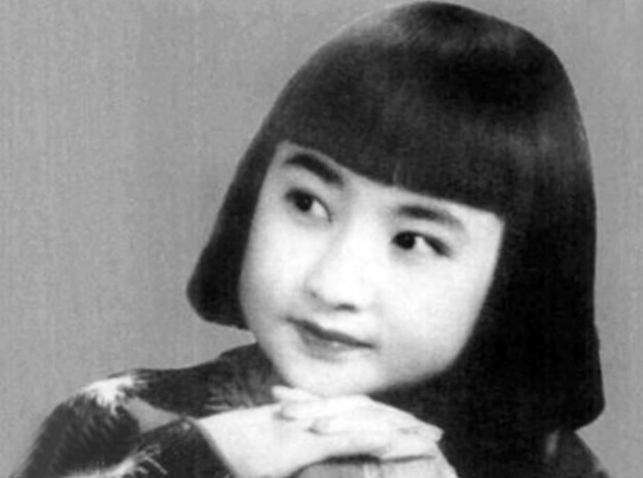 她带着三个儿子嫁大明星，恩爱40年不被继女待见 百年后露出真面目