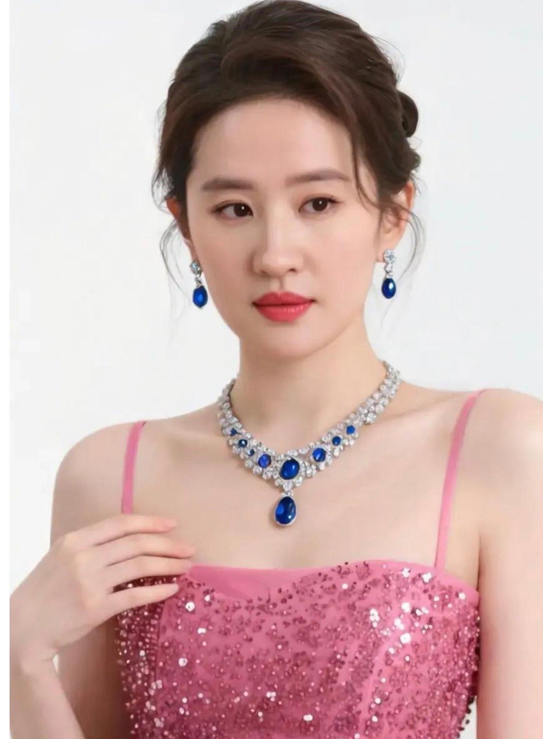 刘亦菲玫红礼服照:比“神仙姐姐”更绝的富贵花 ?