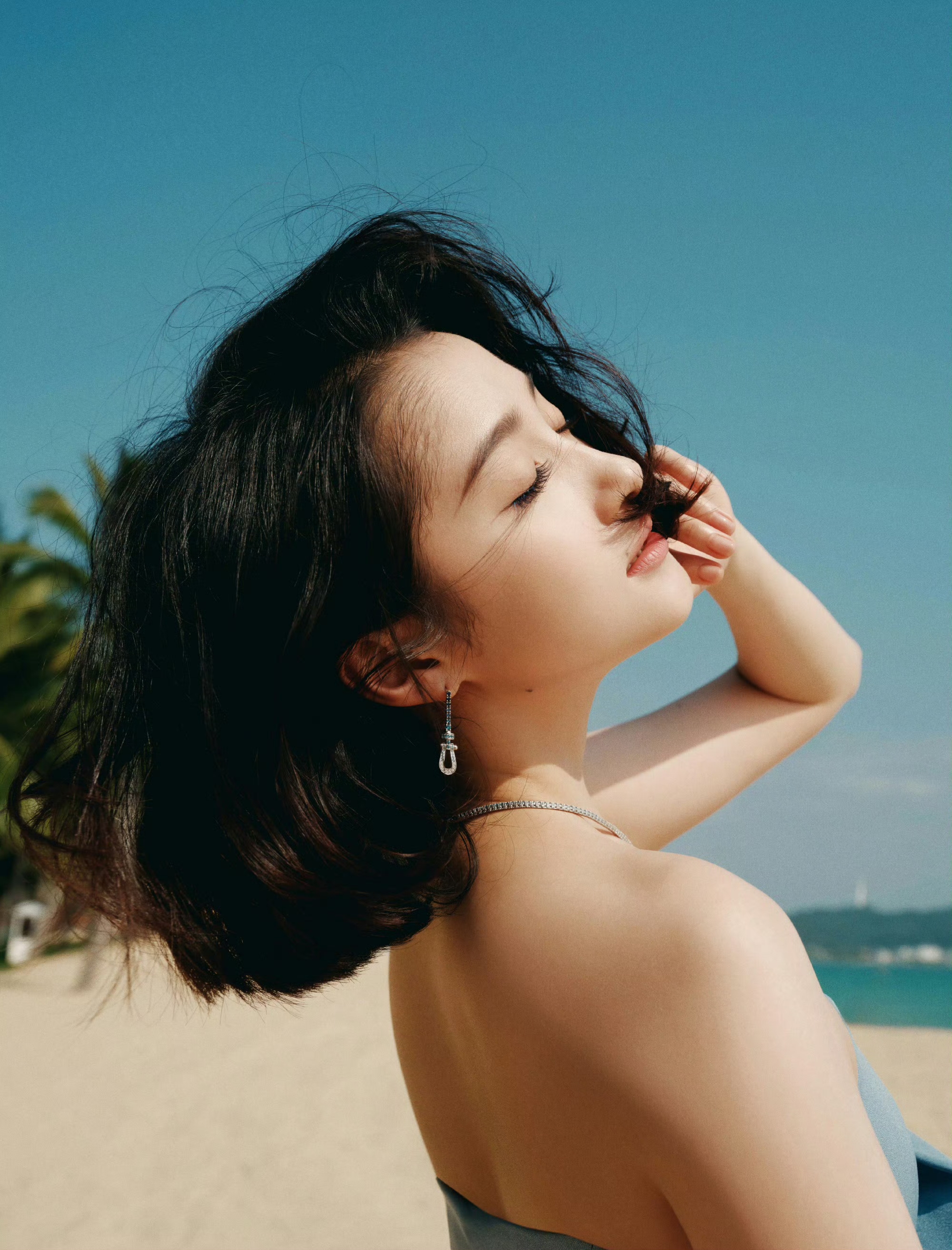 关晓彤,沙滩蓝裙大长腿,短发小姐身材绝了。