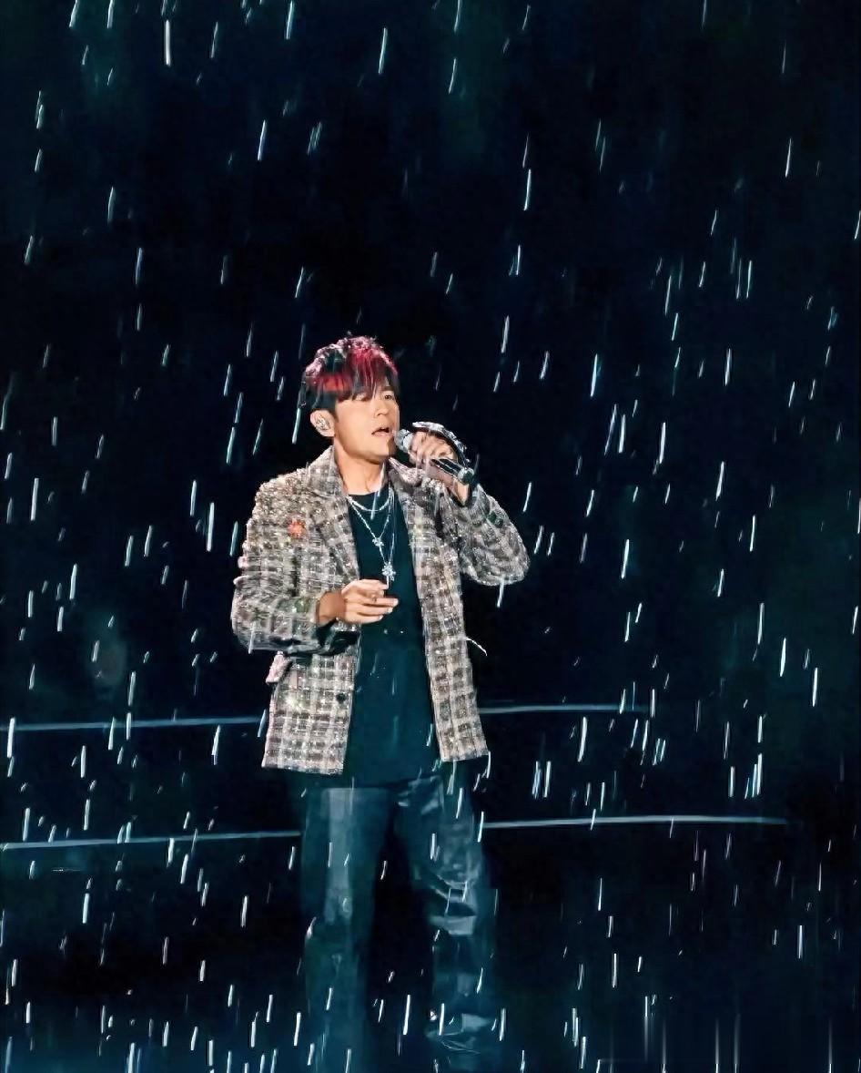 我能忍周杰伦演唱会暴雨，也能忍他胖老，唯独忍不了3小时唱1小时
