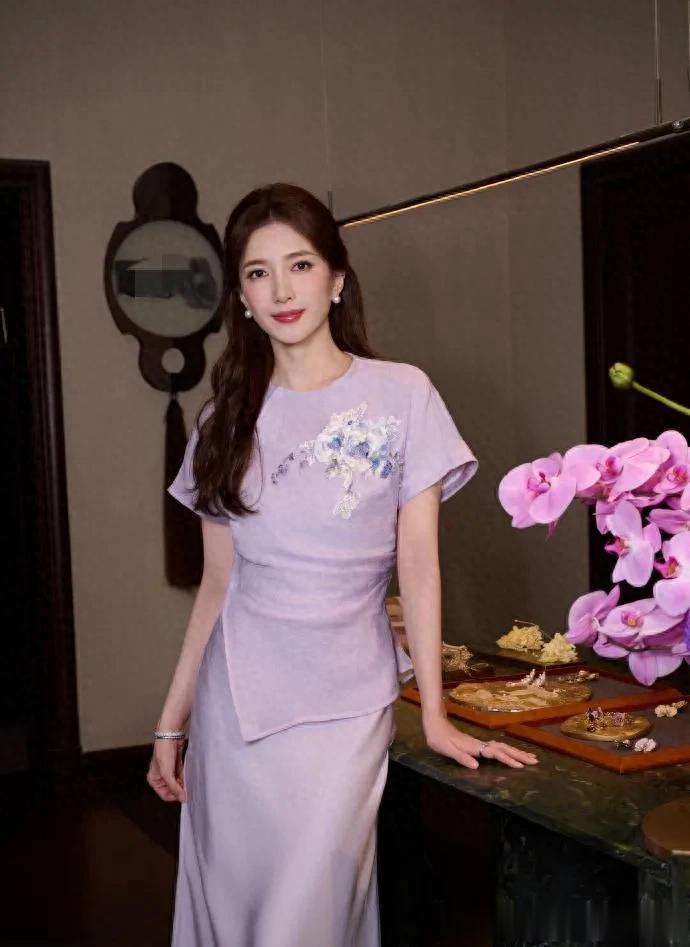 被38岁江疏影惊艳到！穿紫色刺绣上衣+半身裙，温婉大气又高级！