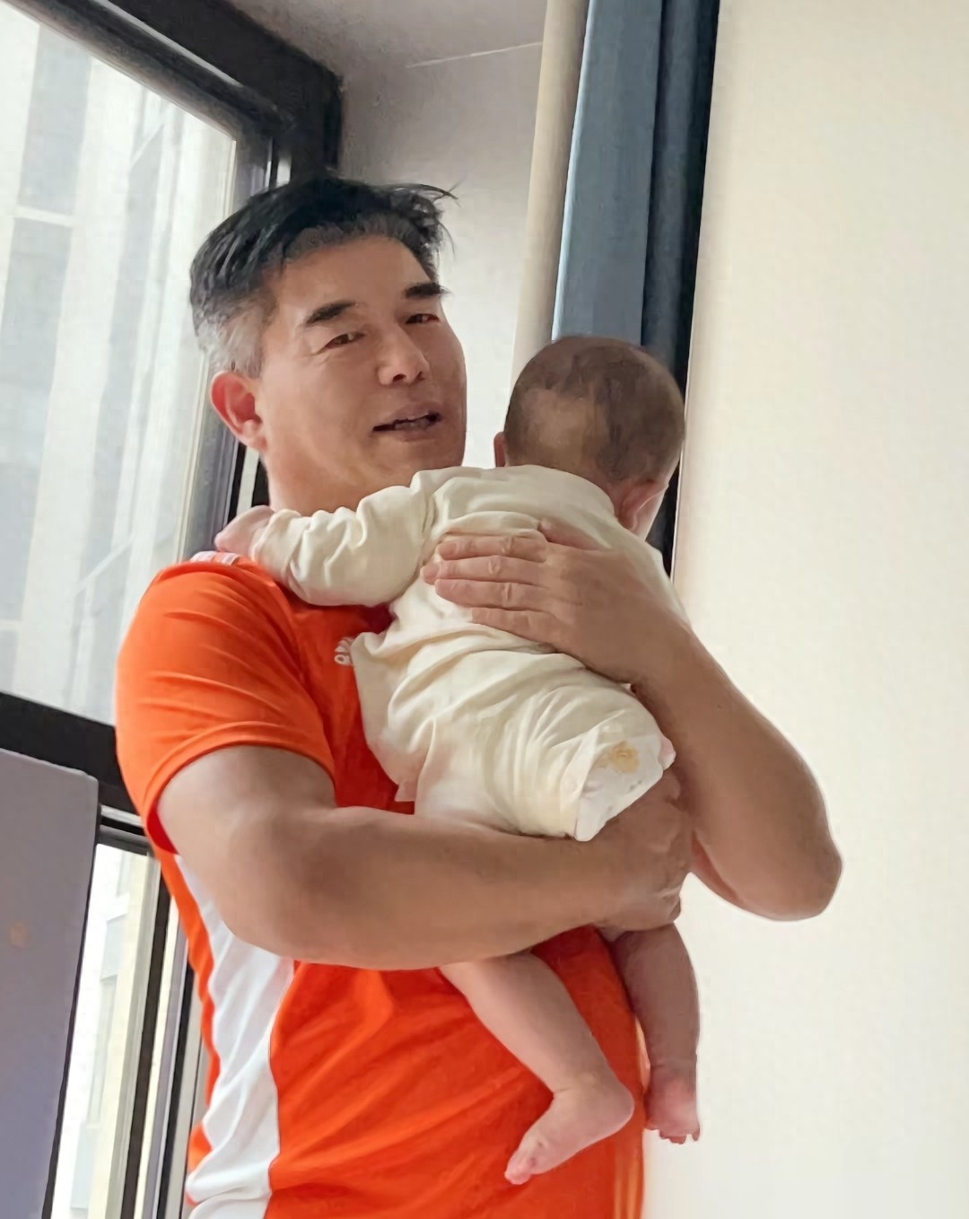 “苗连”周惠林春节过59岁生日,岳父母出镜和他同龄,女儿才半岁