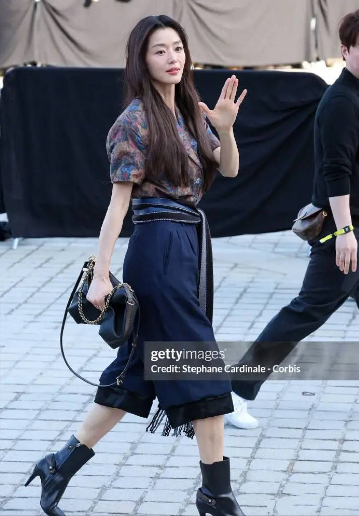 巴黎这一夜,李龙馥像贵族王子、刘亦菲穿土衣服、周冬雨像个男人