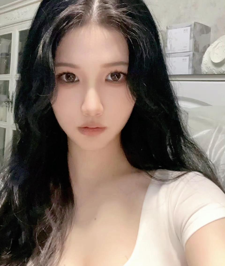 童锦程孩子妈直播露全脸,果然大美女,自称天然脸,10分钟就被封