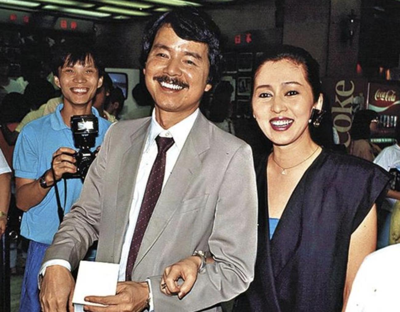 73岁港姐为李小龙哥哥扫墓，墓前铺满白花，离婚逾30年仍每年拜祭