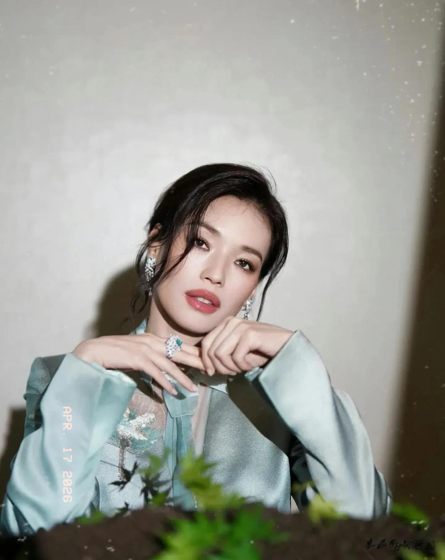 林熙蕾晒与舒淇年轻时的合影，为其庆祝50岁生日，称呼舒淇为老公