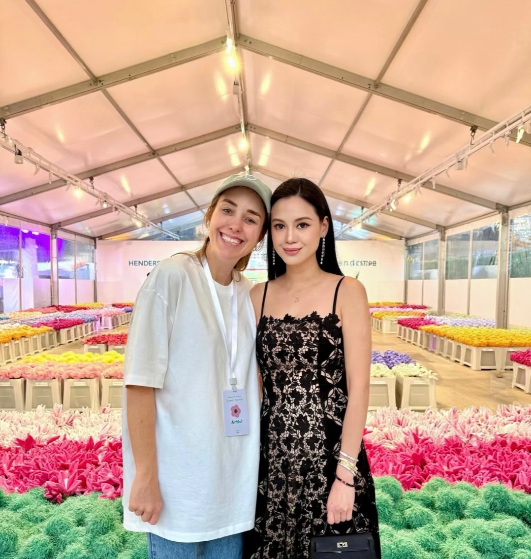 真社交达人！林恬儿与三星创始人孙女合影，两人脸贴脸关系熟稔