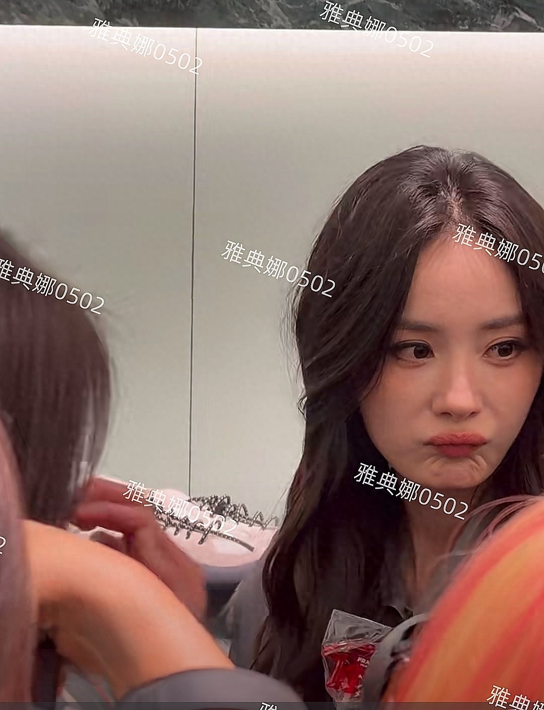 杨幂真人虽然漂亮灵动，但她嘟嘴时法令纹和下巴上的皱纹十分明显