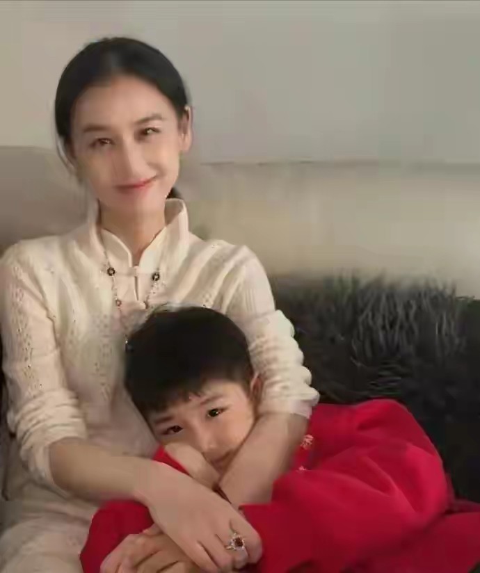 离婚1年后，黄圣依和杨子的输赢，终是在2个孩子身上见分晓