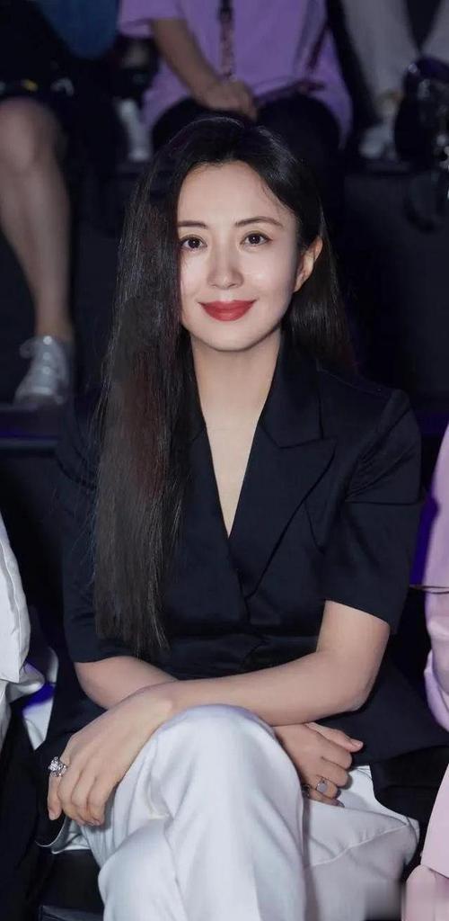 杨童舒现状：50岁年轻的像30岁，是大学教授，儿子长相帅气很像她