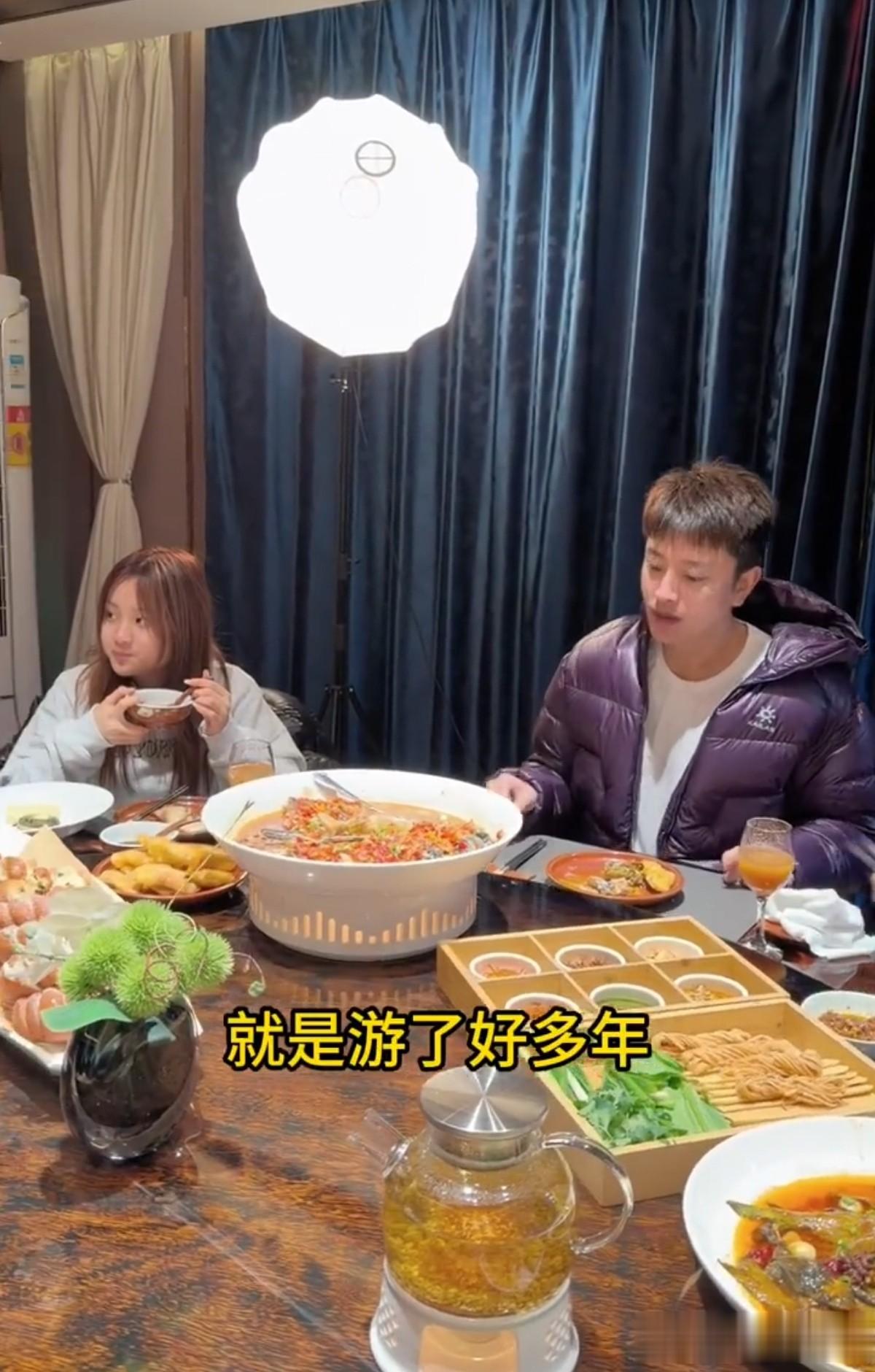 贾乃亮过年带全家吃全鱼宴，年年有余，甜馨的爷爷奶奶好年轻！