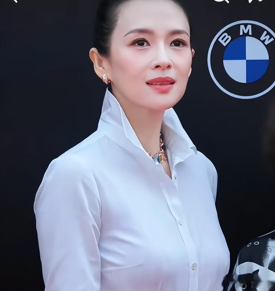 章子怡三亚陪孩子太拼了!被晒到皮肤黝黑、身材走样还长了小肚腩