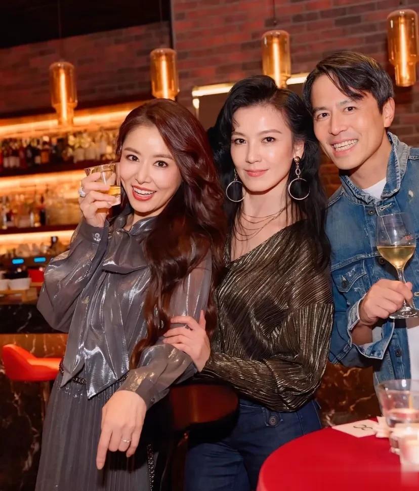 林心如50岁生日，霍建华和闺蜜团为其庆生，却被许玮甯徐若瑄抢镜