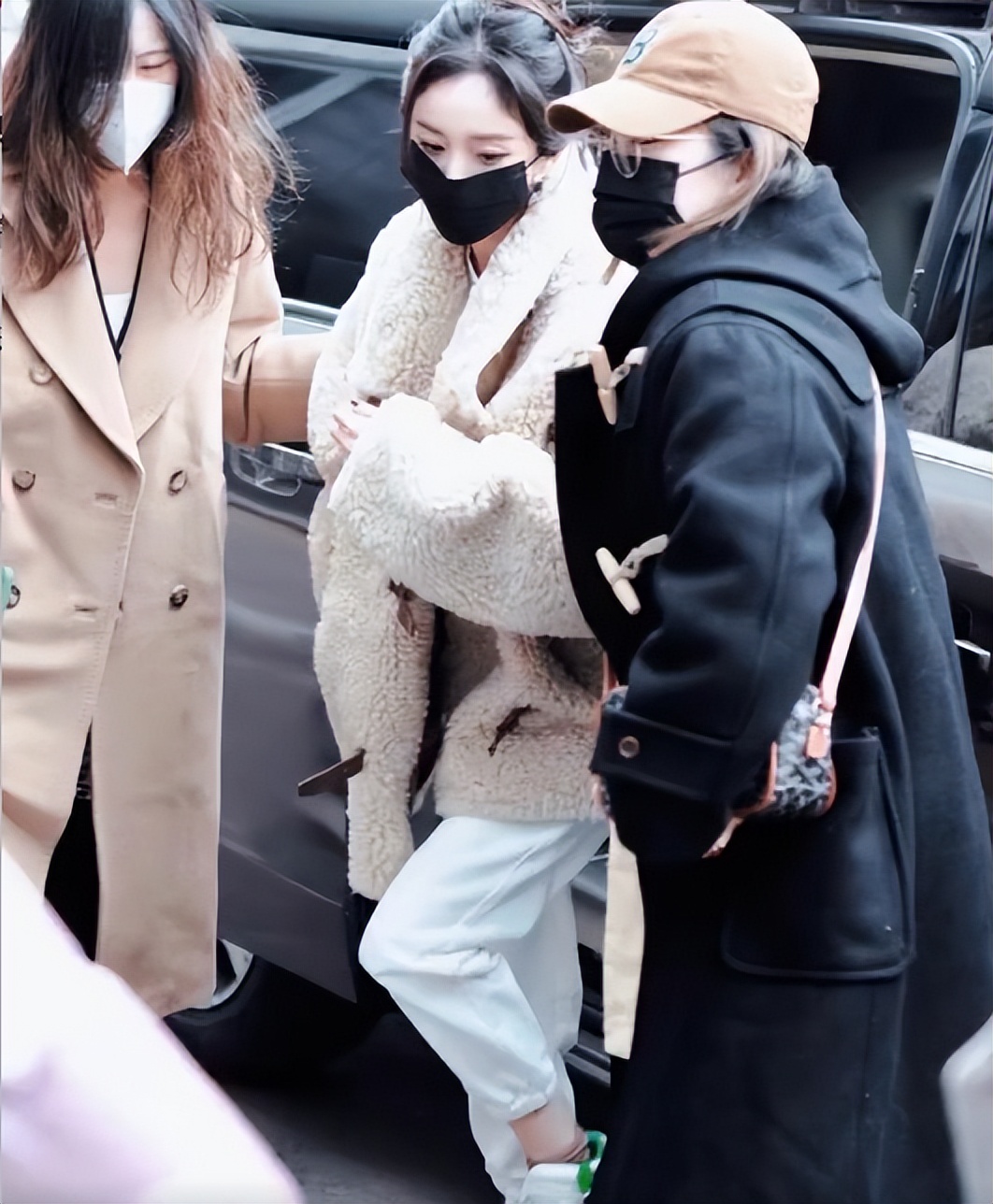 赵丽颖与杨幂同天走红毯，一个娃娃脸一个褶多，骨相皮相区别明显