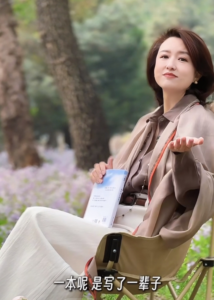 张蕾林间荐书，浅棕衬衫白裙披肩短发温柔知性尽显优雅气质