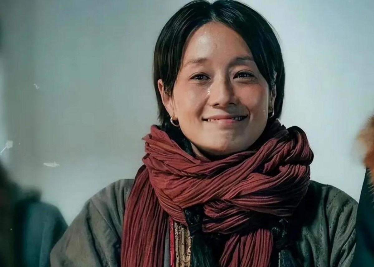 马伊琍俩女儿现身爸爸饭馆,文章全程陪伴,爱马化妆遮不住脸上痘