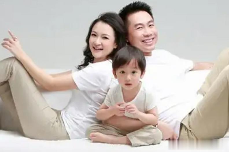 上海电视台“一姐”袁鸣：嫁美籍华人生一子，54岁发福仍风韵犹存