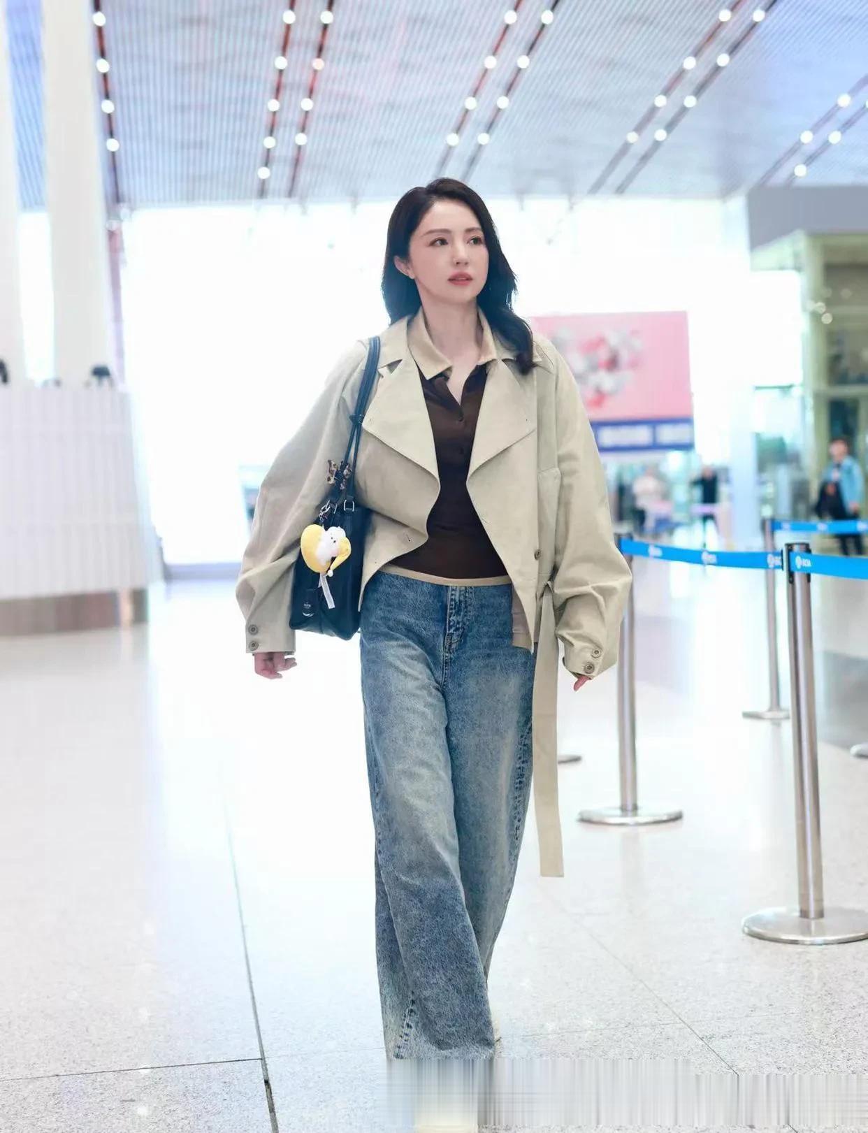 董璇的中年穿搭真时髦！短款风衣+针织衫+牛仔裤，减龄又洋气！