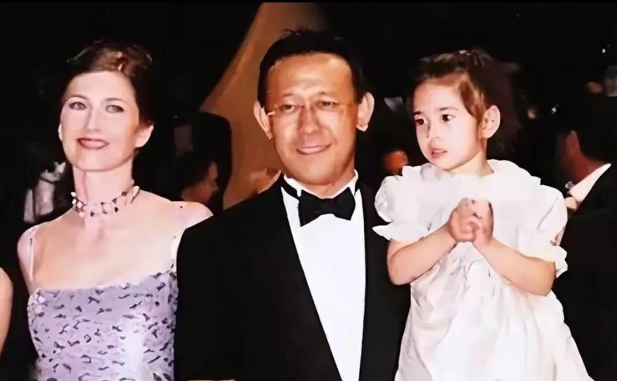 姜文女儿姜一郎宣布怀孕，卫生间晒孕肚照，去年8月才在法国结婚