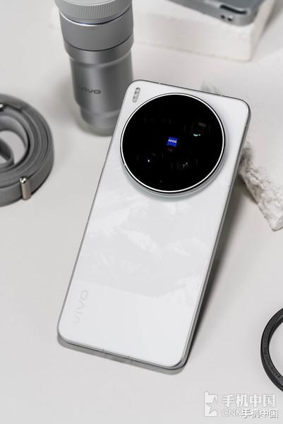 vivo X300 Ultra“銀調”圖賞 獨創3+2鏡頭矩陣
