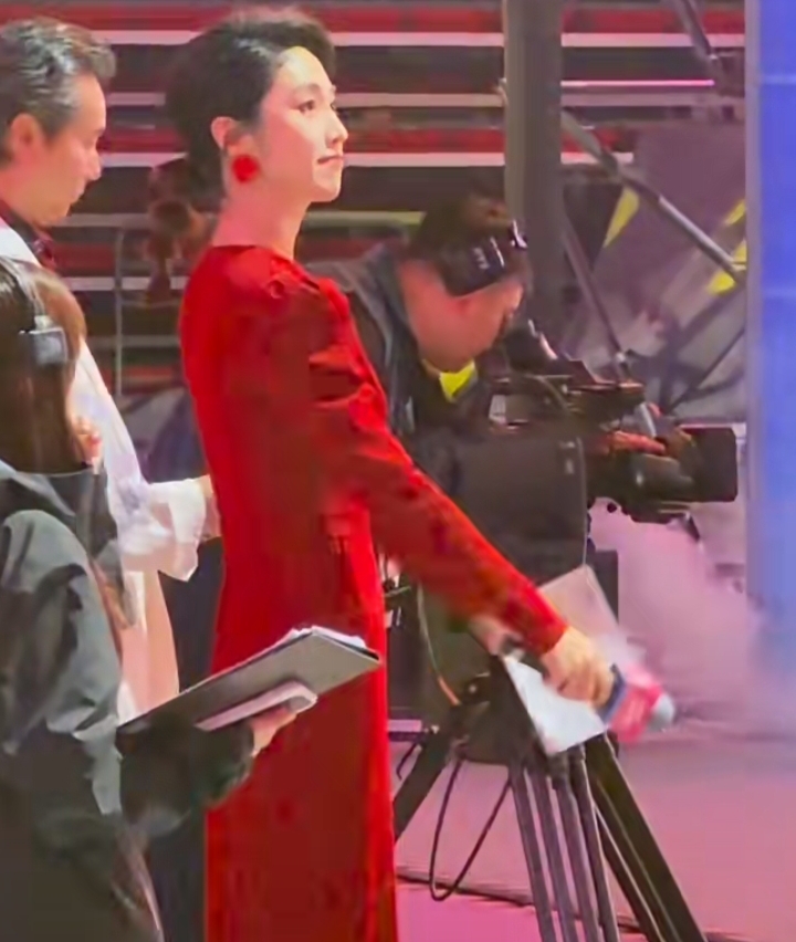 何卿主持乒乓嘉年华，红深V长裙配盘发，明艳优雅惊艳