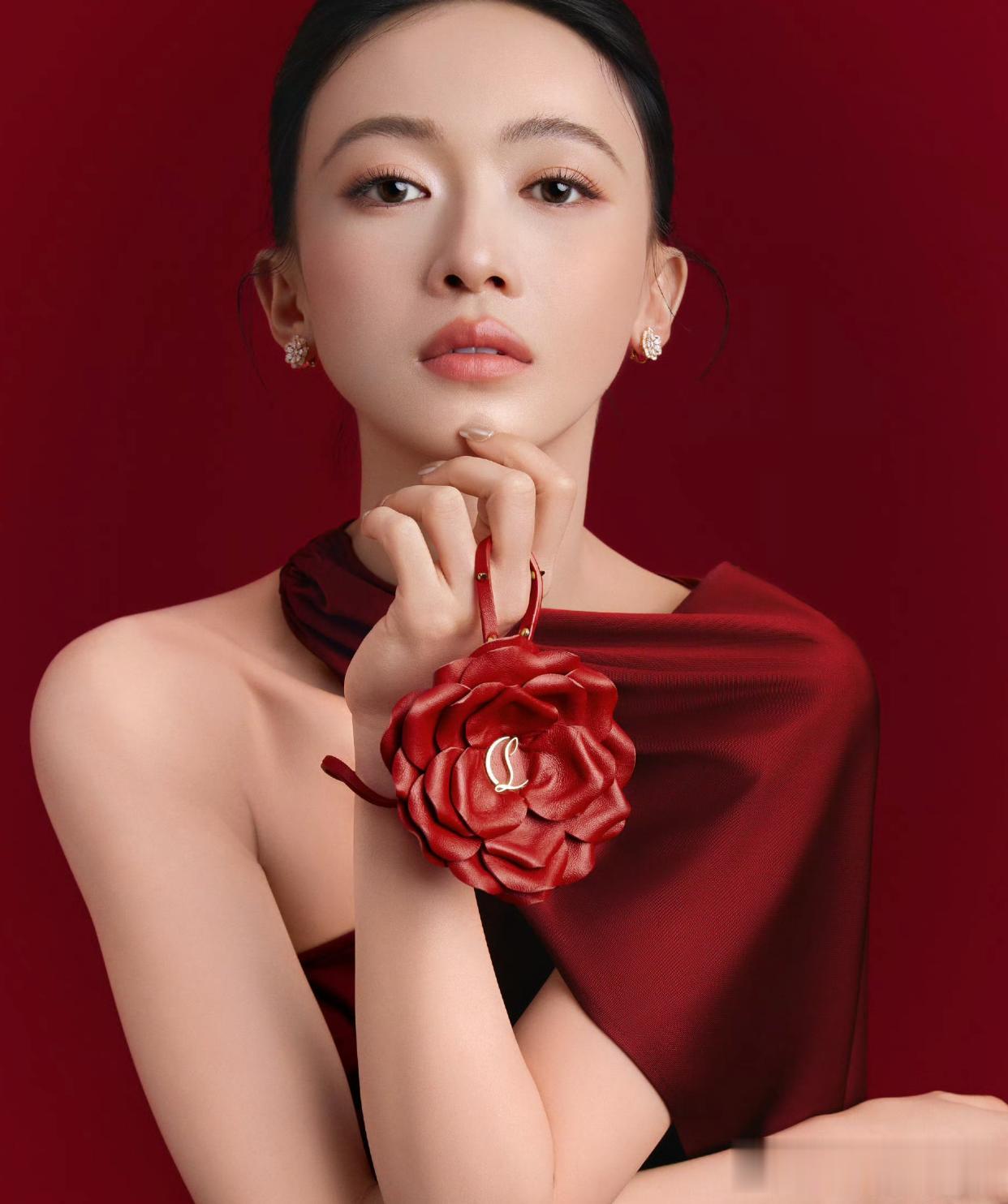 吴谨言，香肩美背身材迷人！