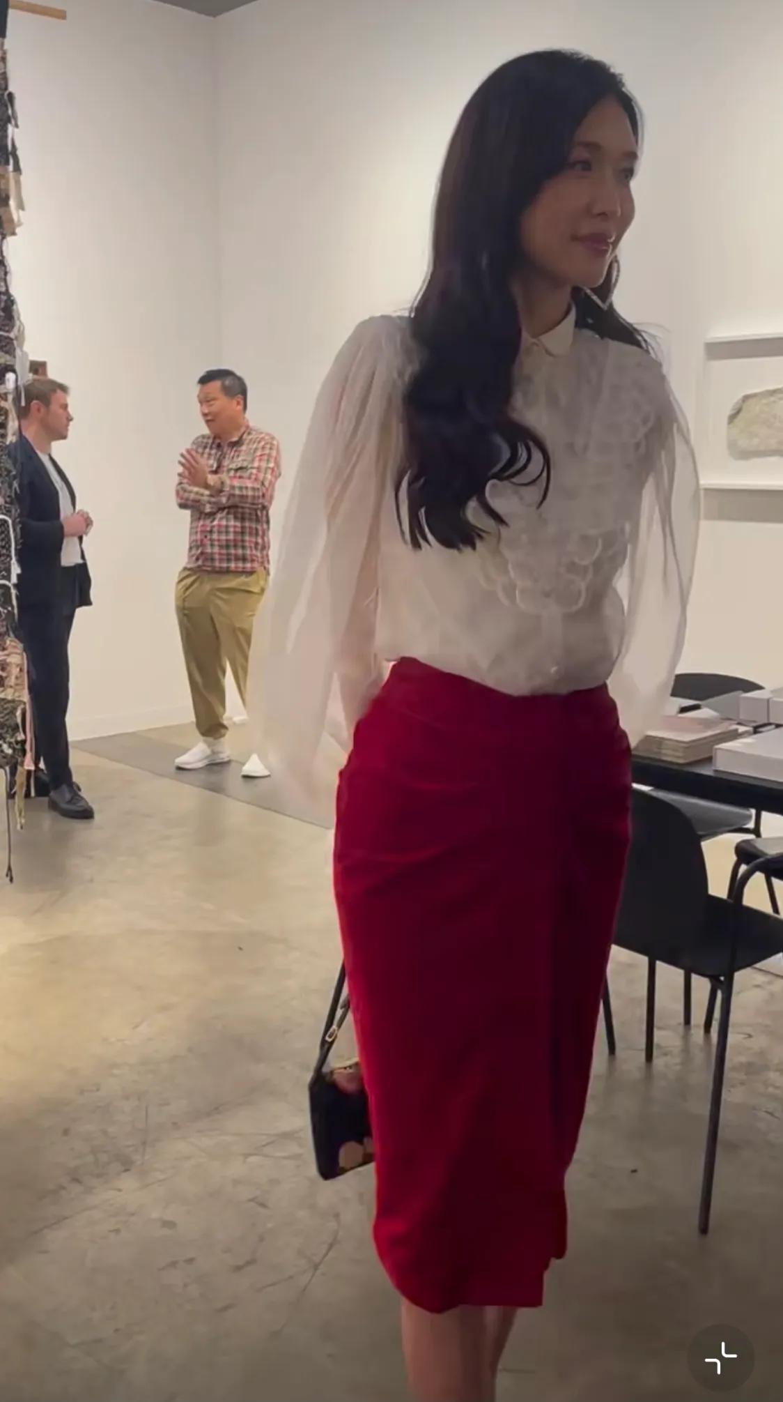 邓文迪戴黄金手镯看展，林志玲穿红裙漂亮，章泽天素颜很青春！