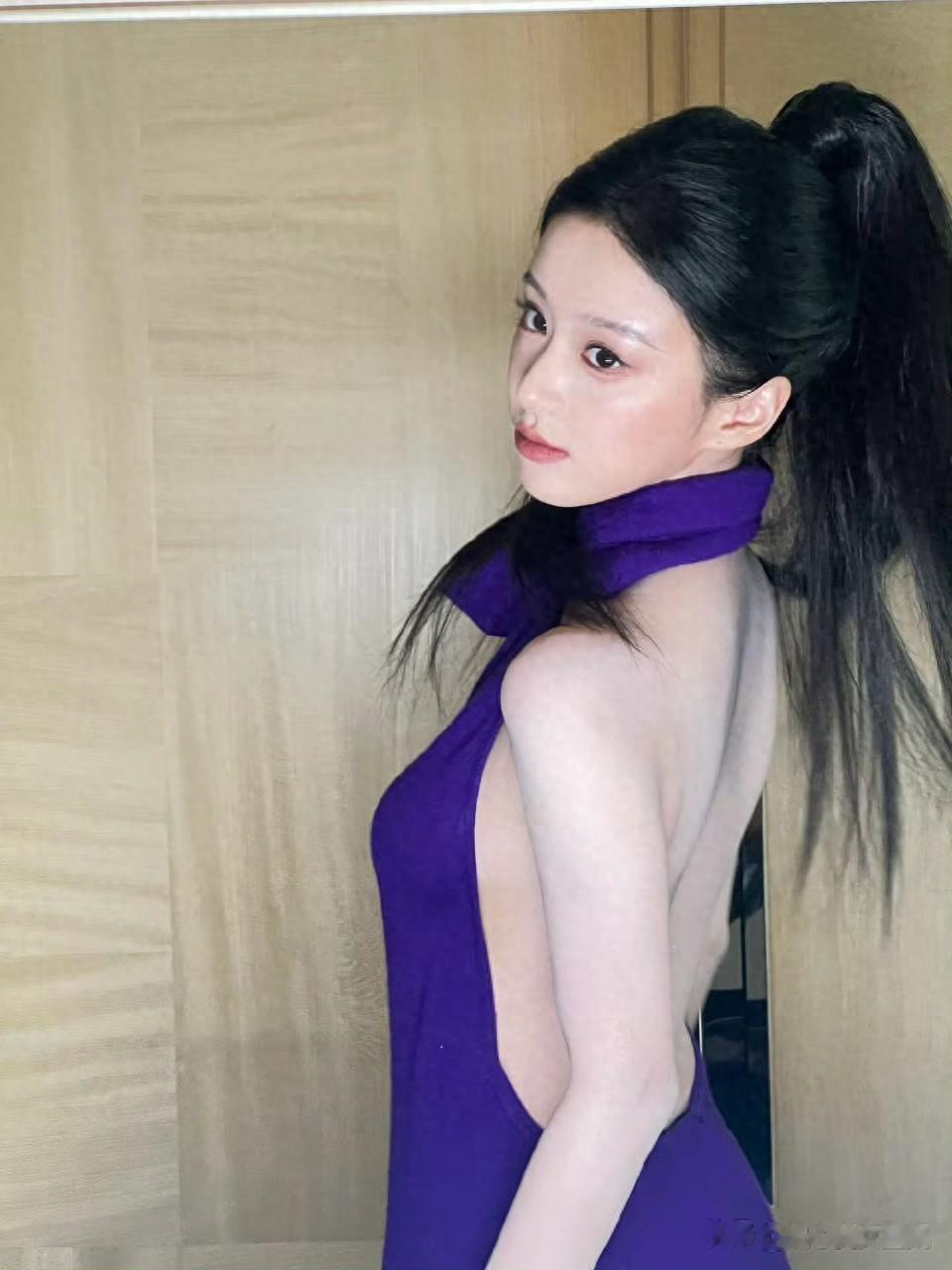 包上恩，高马尾紫色露背裙穿搭，又甜美又优雅。