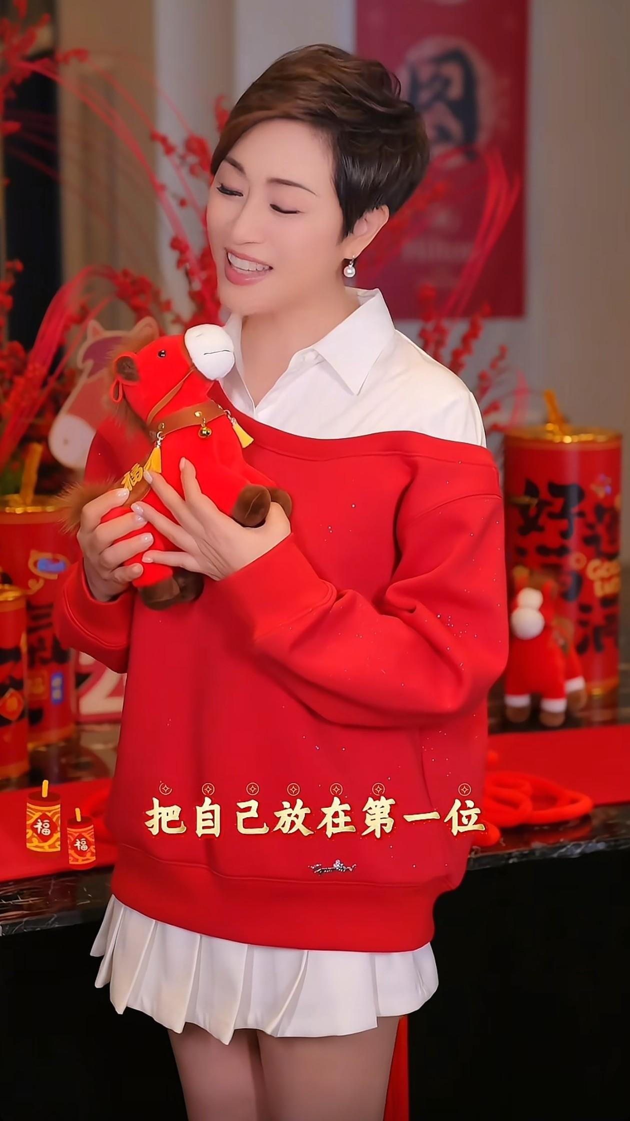 58岁陈法蓉最新穿搭:红卫衣+衬衫+短裙,喜庆又时髦,美出新高度