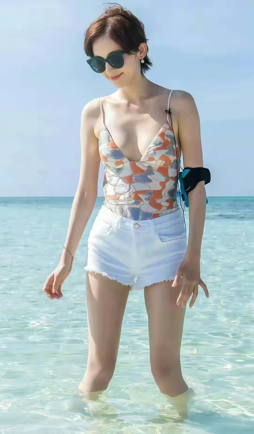 古力娜扎海边!冷白皮白到发光