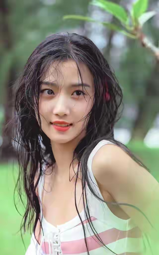 卢昱晓穿搭尽显好身材，女人味十足