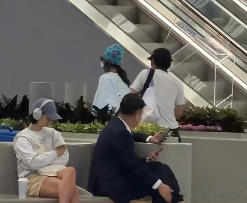 张柏芝和儿子现身机场，Lucas帮她背着包和她拥抱，母子关系真好