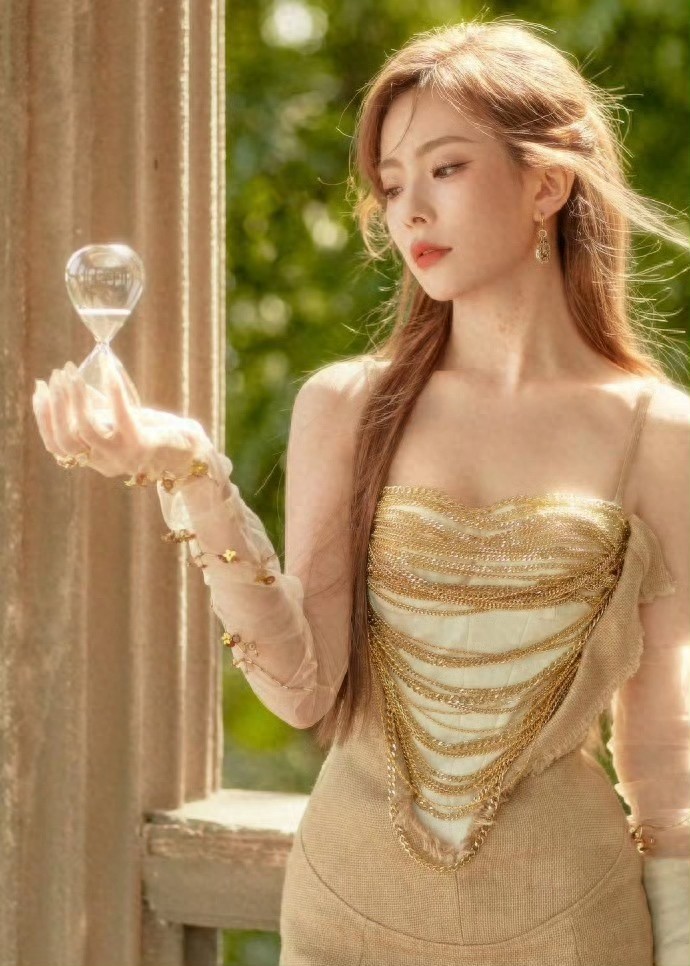 陈卓璇如精灵般美丽动人