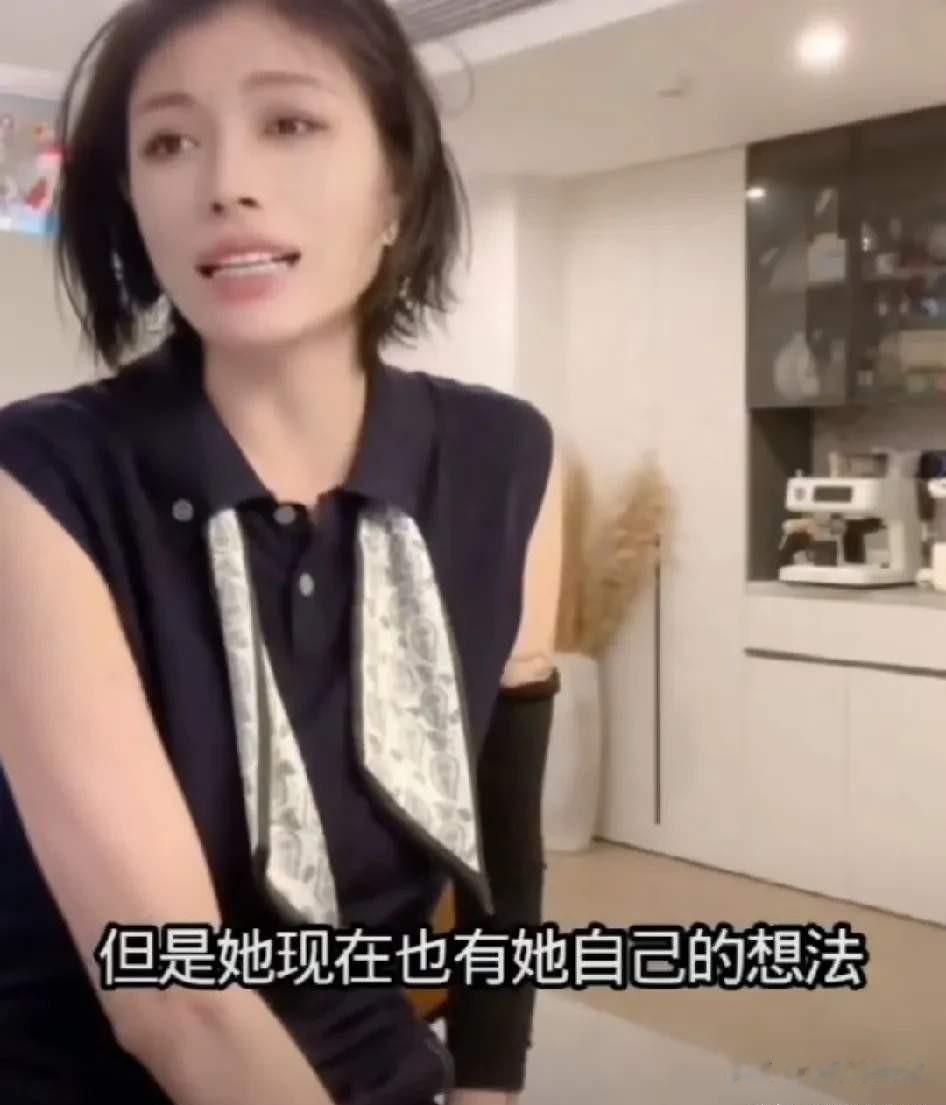 章子怡依旧疼爱小苹果，自称有两个女儿，小苹果爱她胜过亲妈