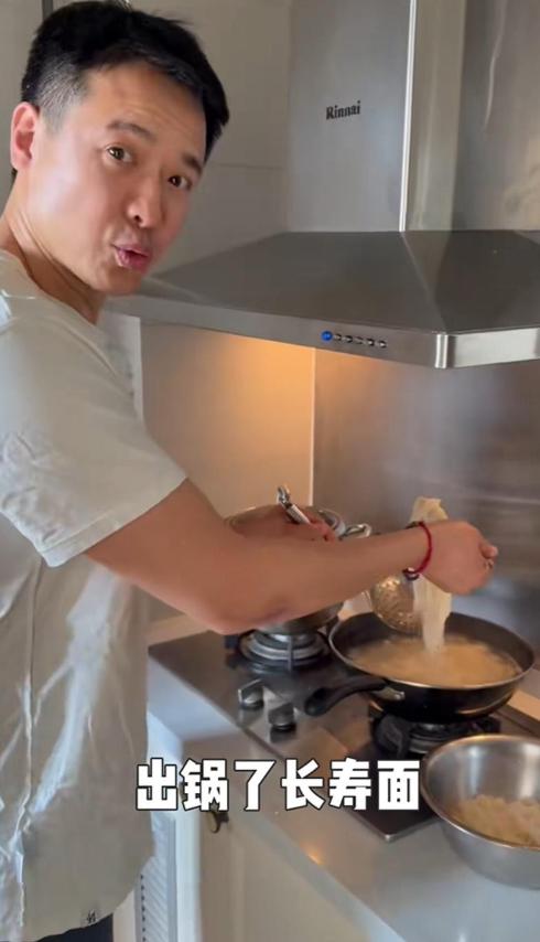 高云翔独自给父亲庆生!下厨煮长寿面好娴熟,生日没做菜吃辣椒酱