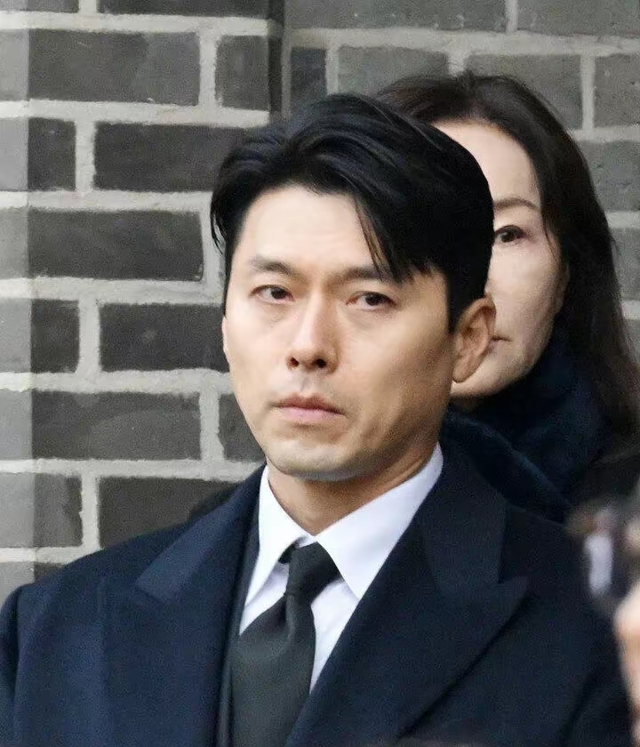 玄彬哭红眼李政宰捧遗像，韩国半个影坛为噎死的老影帝长跪不起